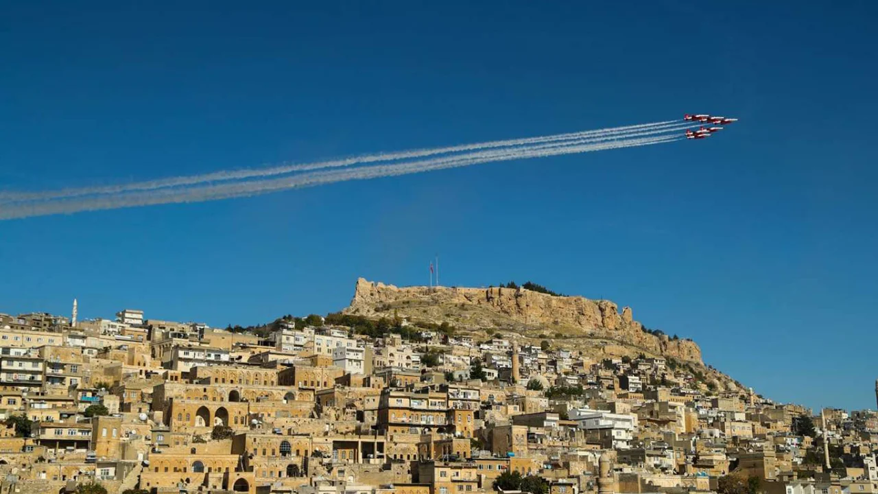 Mardin semalarındaki gösteri uçuşu renkli görüntüler oluşturdu