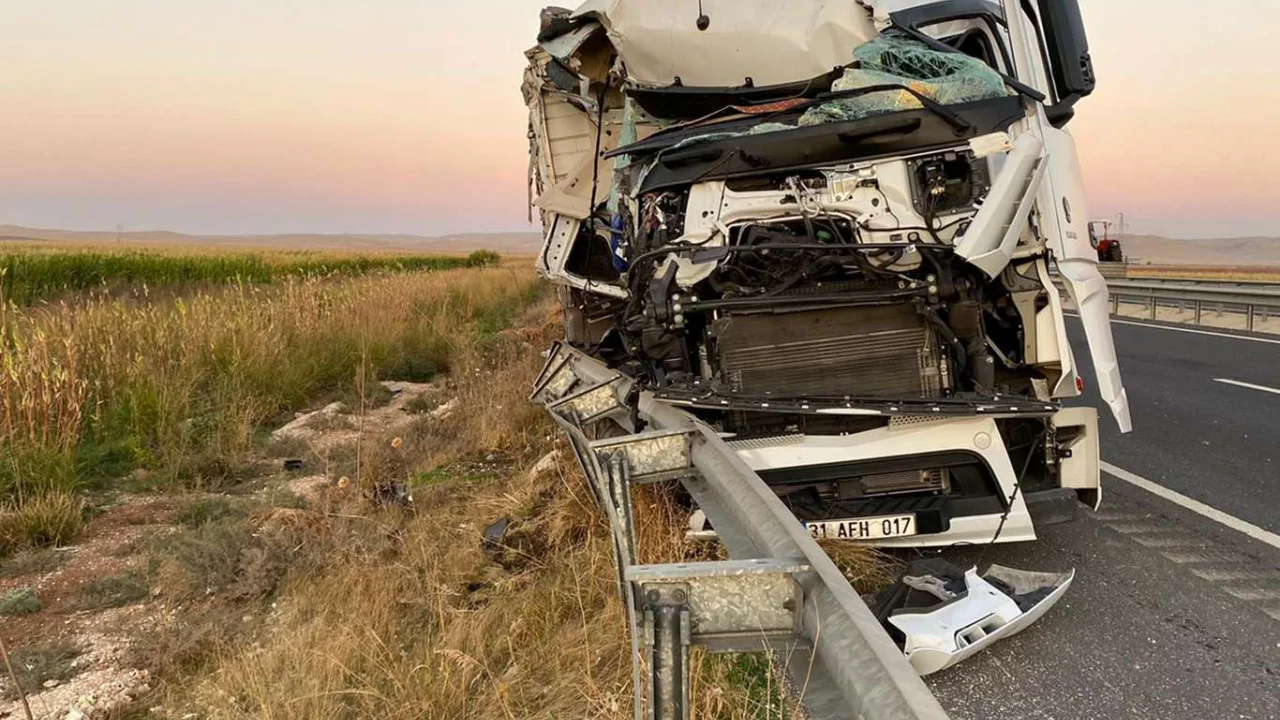 Şanlıurfa'da 2 kamyon çarpıştı: Bir yaralı