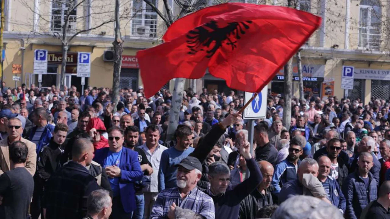 Arnavutluk'ta protestolar İçişleri Bakanı Lleshaj’ın istifasını beraberinde getirdi