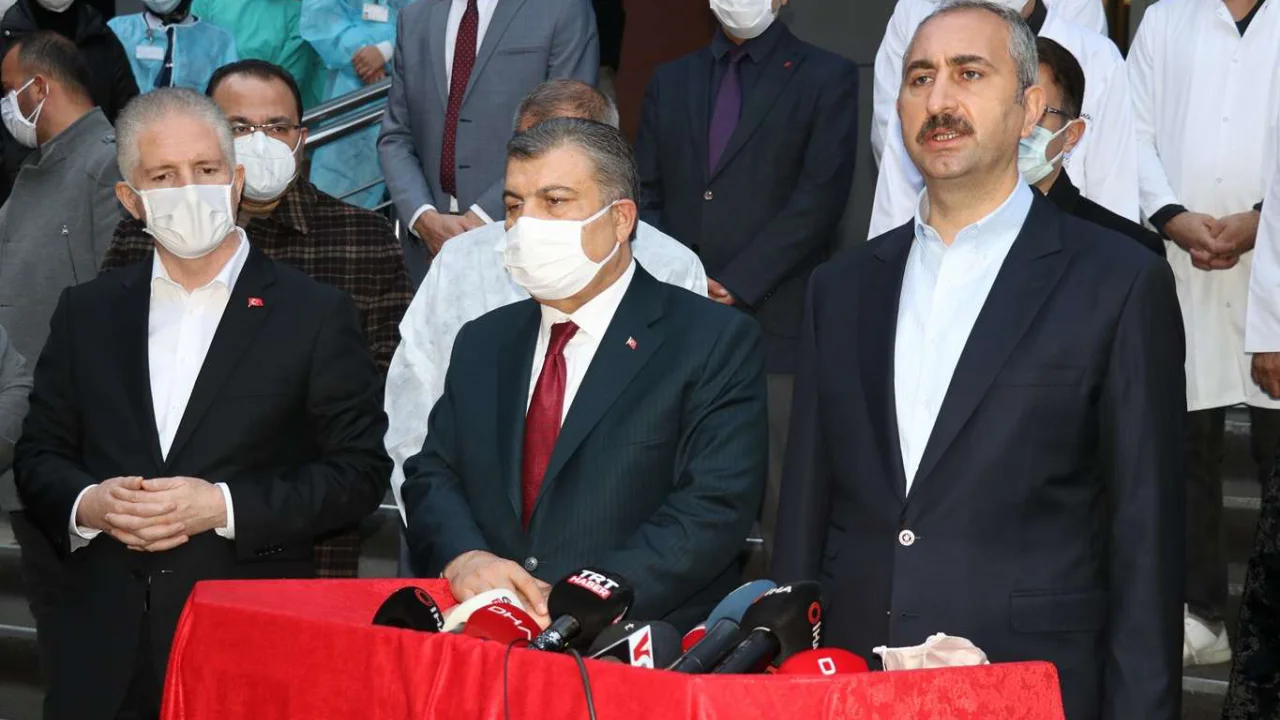 Bakanlar Koca ve Gül, 9 kişinin hayatını kaybettiği hastanede incelemede bulundu