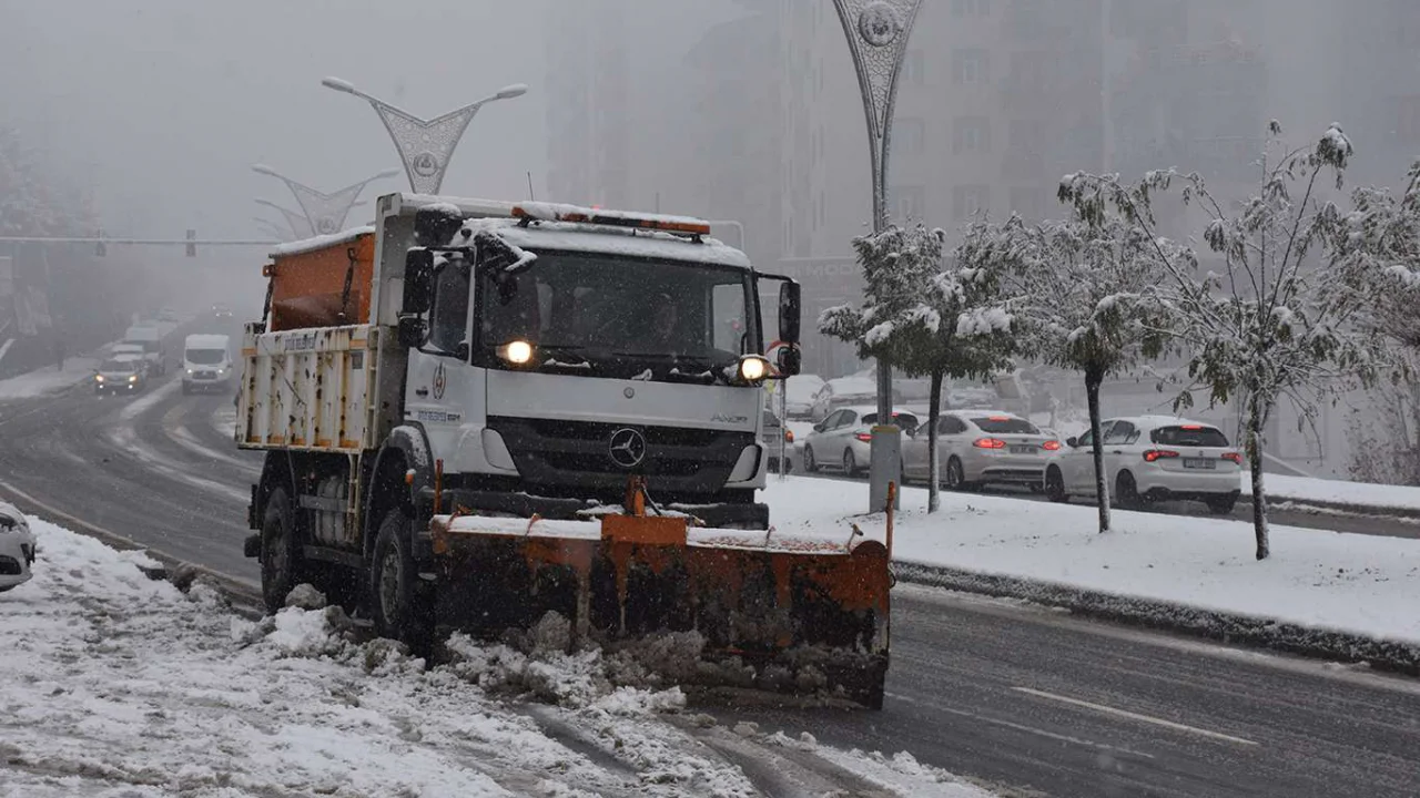 Bitlis'te 137 köy yolu ulaşıma açıldı