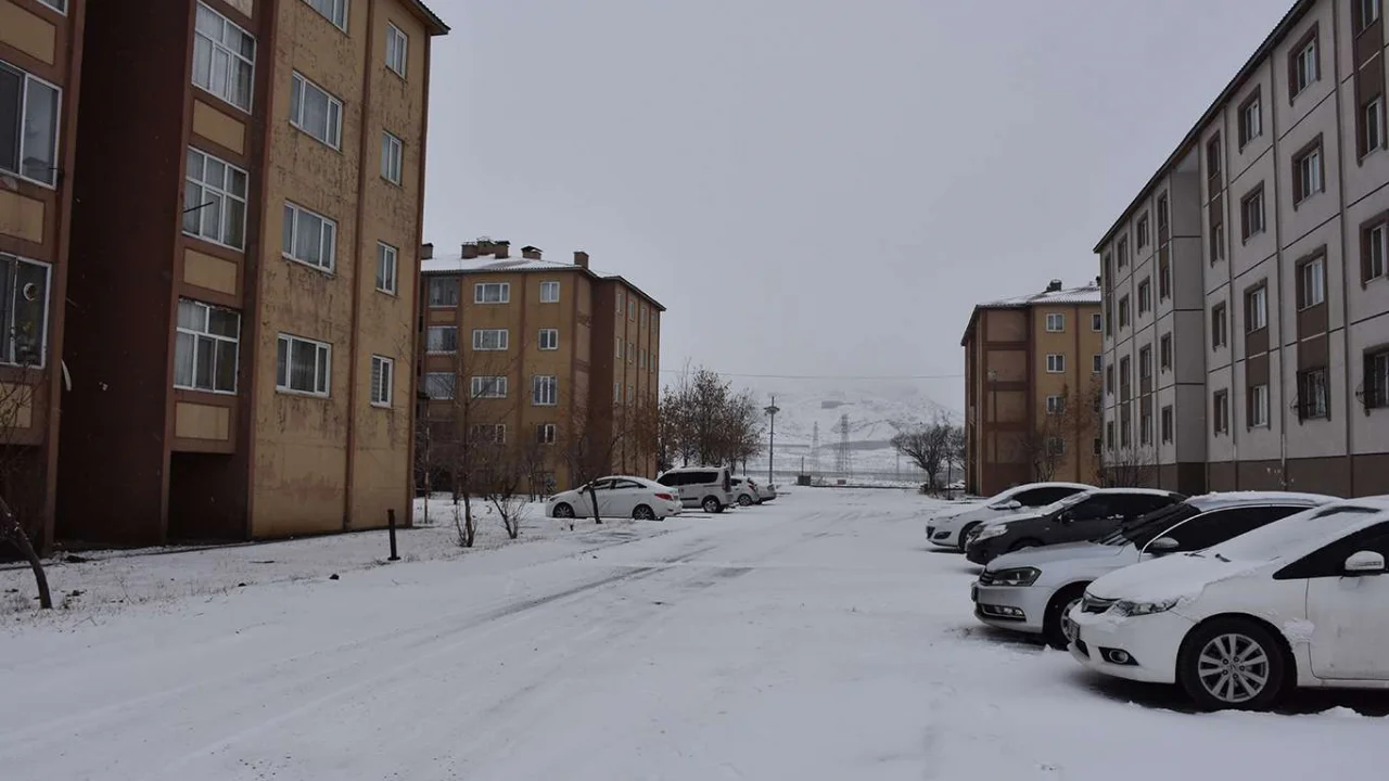 Bitlis'te yoğun kar yağışı başladı