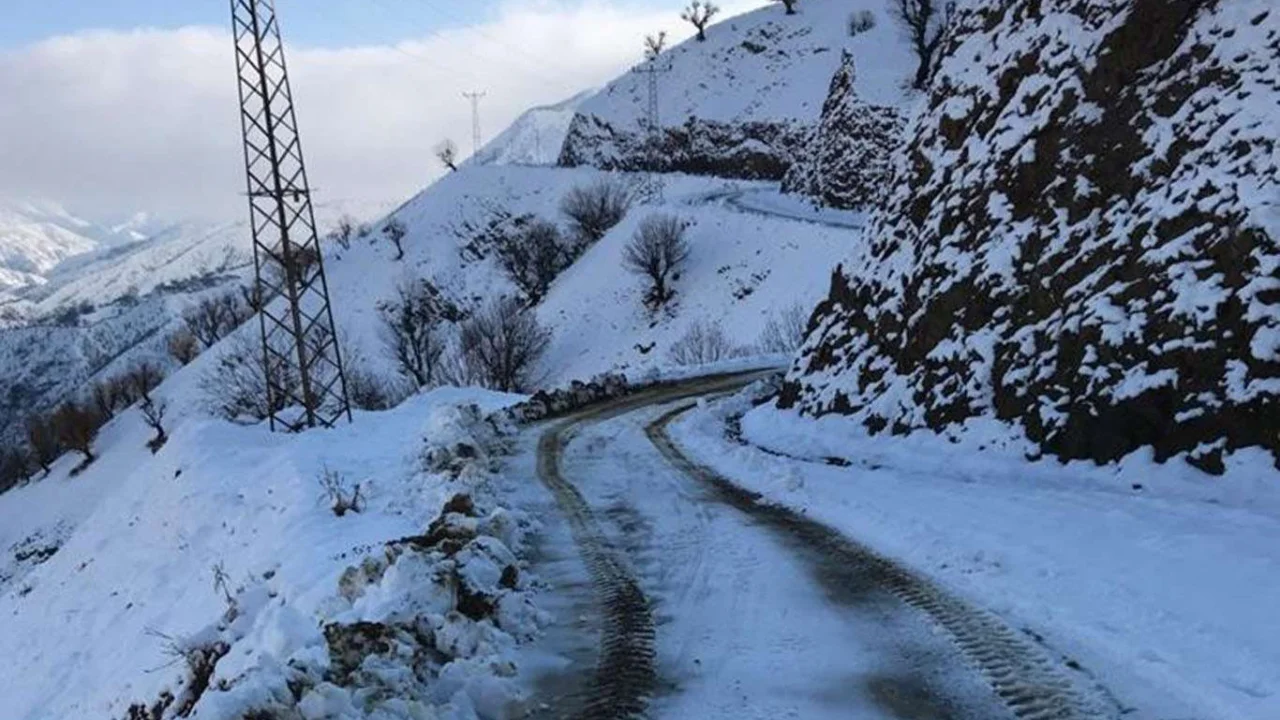 Diyarbakır'da kar nedeniyle kapanan 5 mahalle yolu ulaşıma açıldı