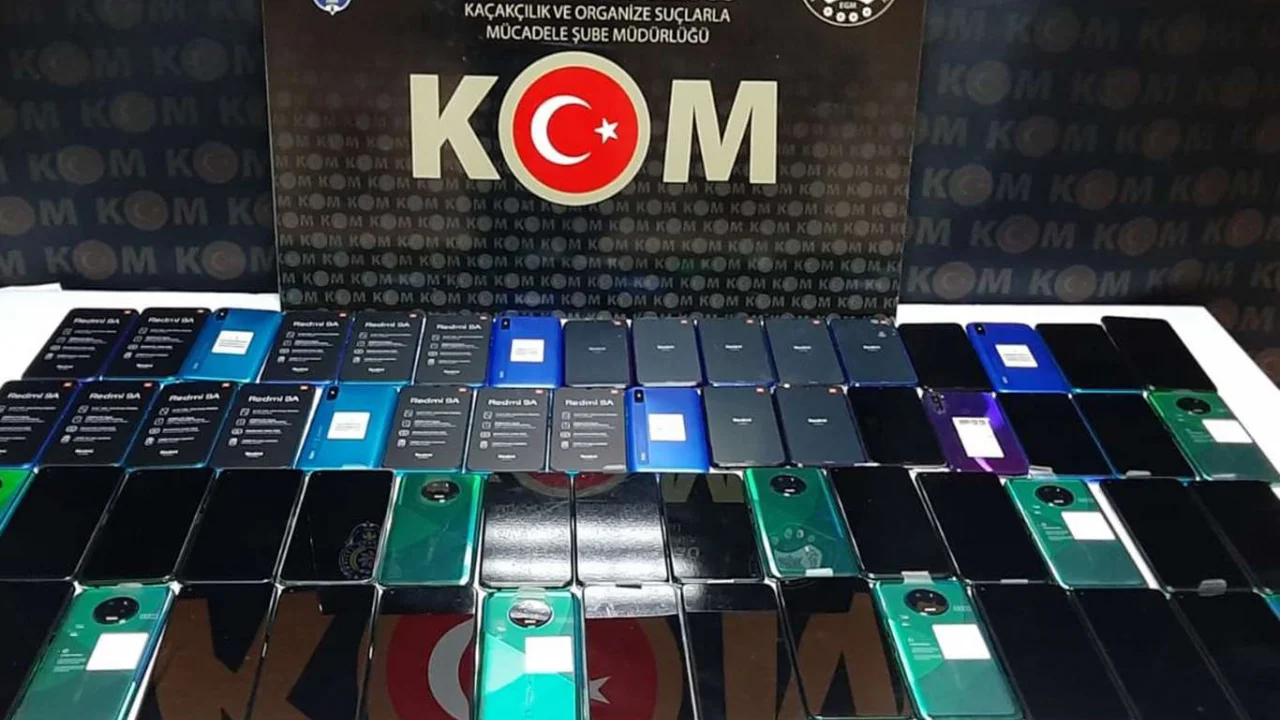 Durdurulan araçta çok sayıda kaçak cep telefonu ele geçirildi