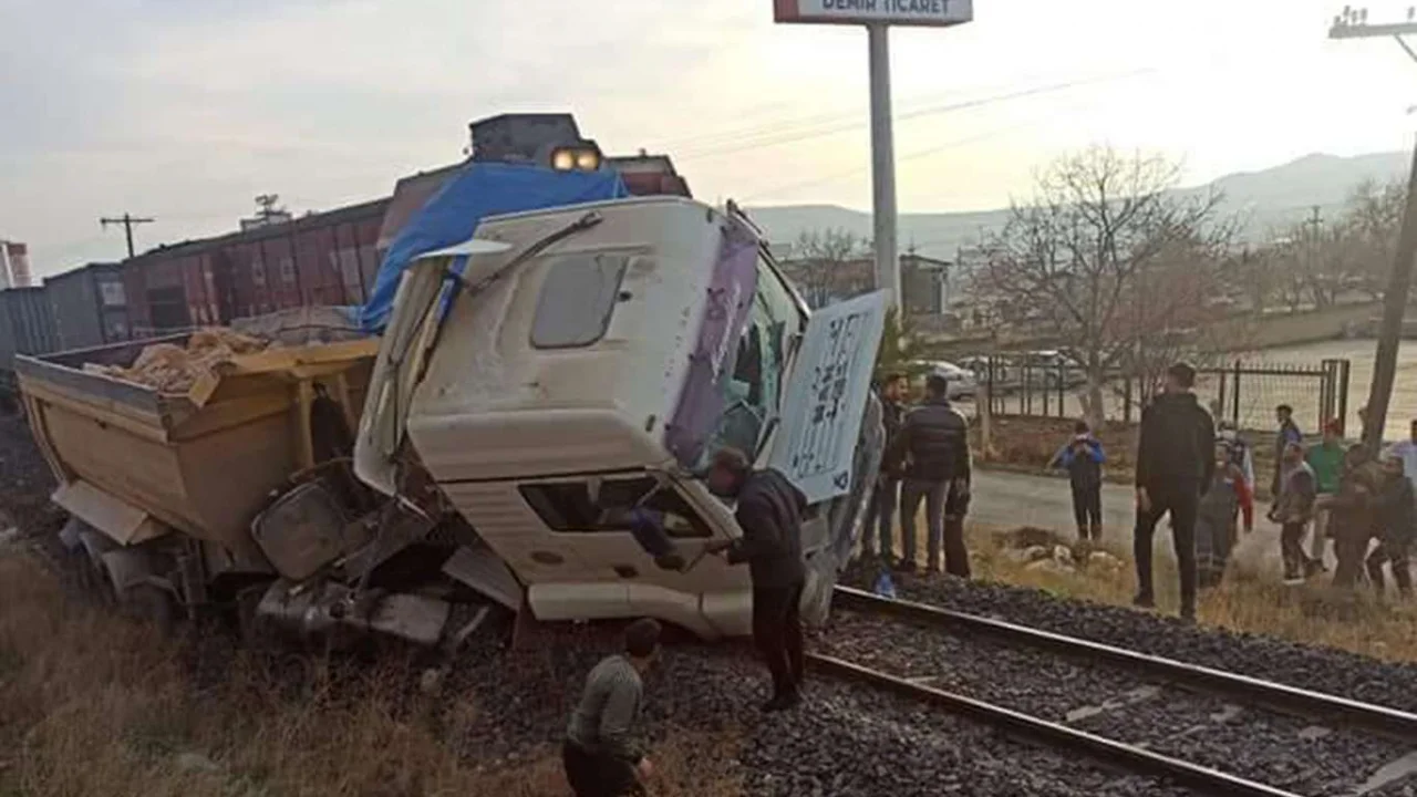 Hemzemin geçitte tren ile kamyon çarpıştı: 5 yaralı