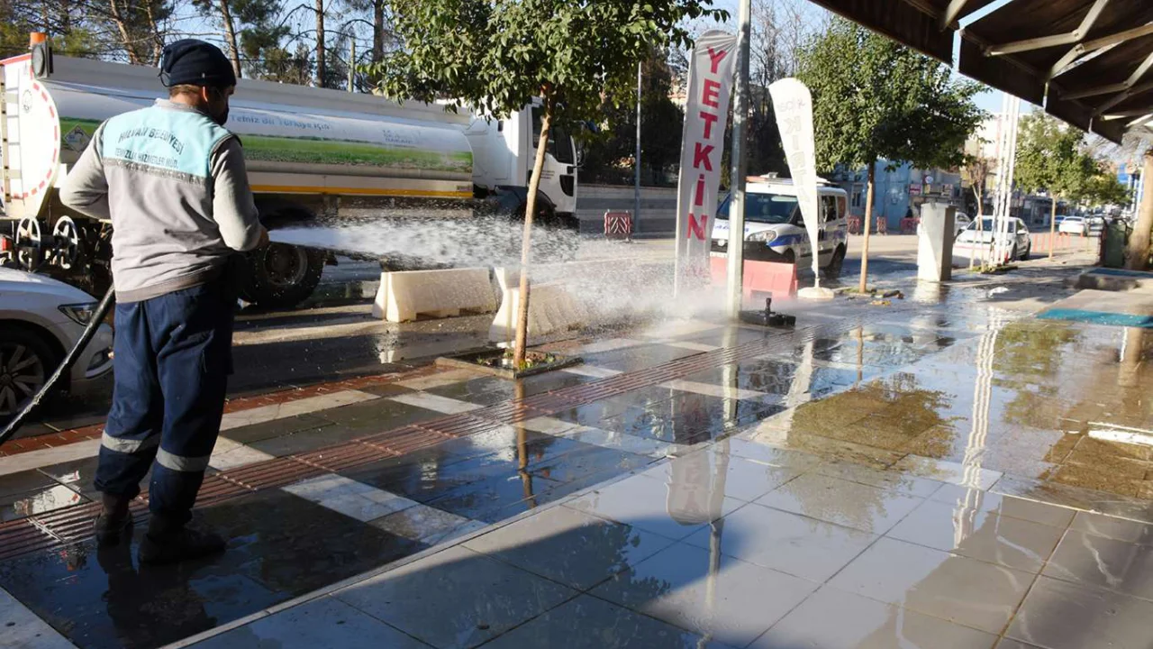 Hilvan’da cadde ve sokaklar baştan aşağı yıkandı