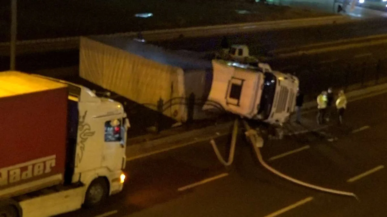 ​İran'dan yük getiren tır Diyarbakır'da devrildi