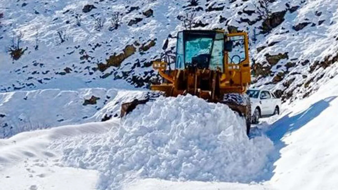 Karla kapanan yollar tekrar ulaşıma açıldı