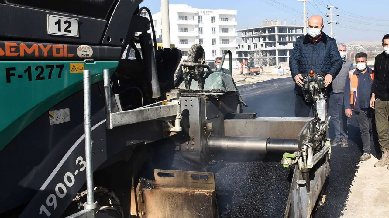 Nusaybin Baraj Yolu Caddesi'nde asfaltlama çalışmaları başladı