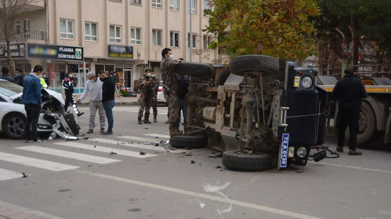 Otomobilin çarptığı zırhlı polis aracı devrildi