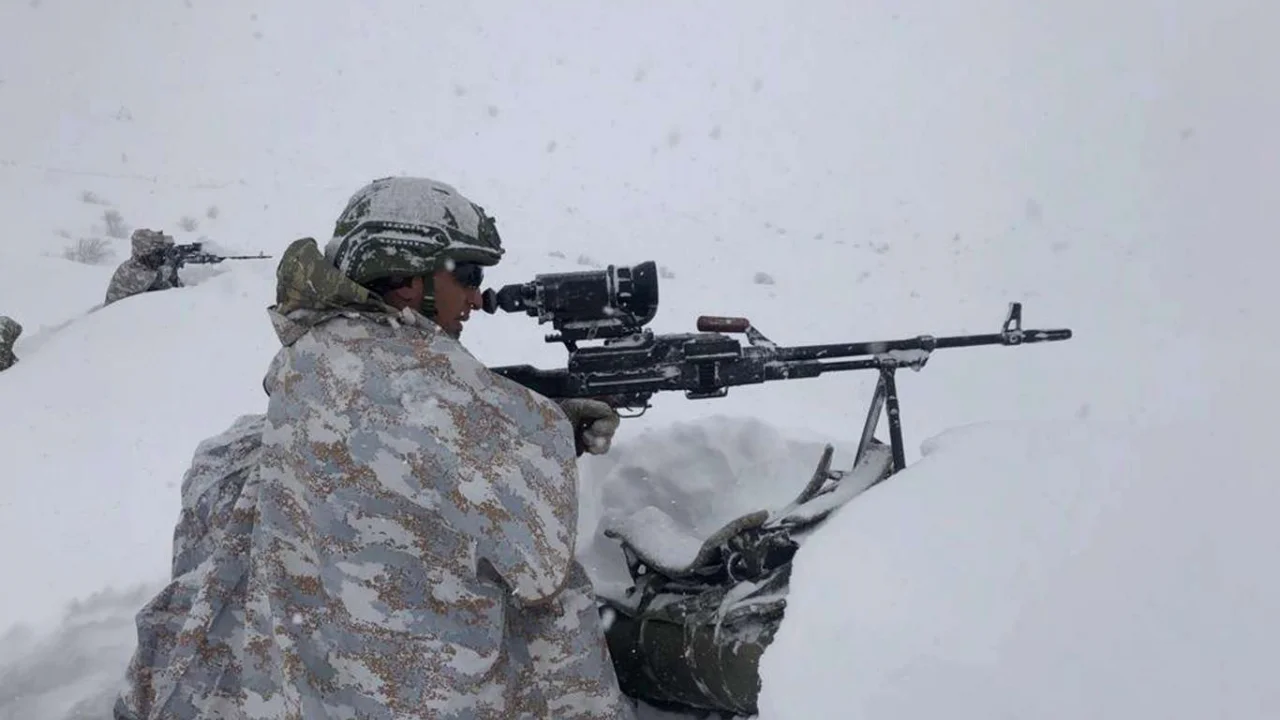 Şemdinli'de çığ düşmesi sonucu bir asker hayatını kaybetti