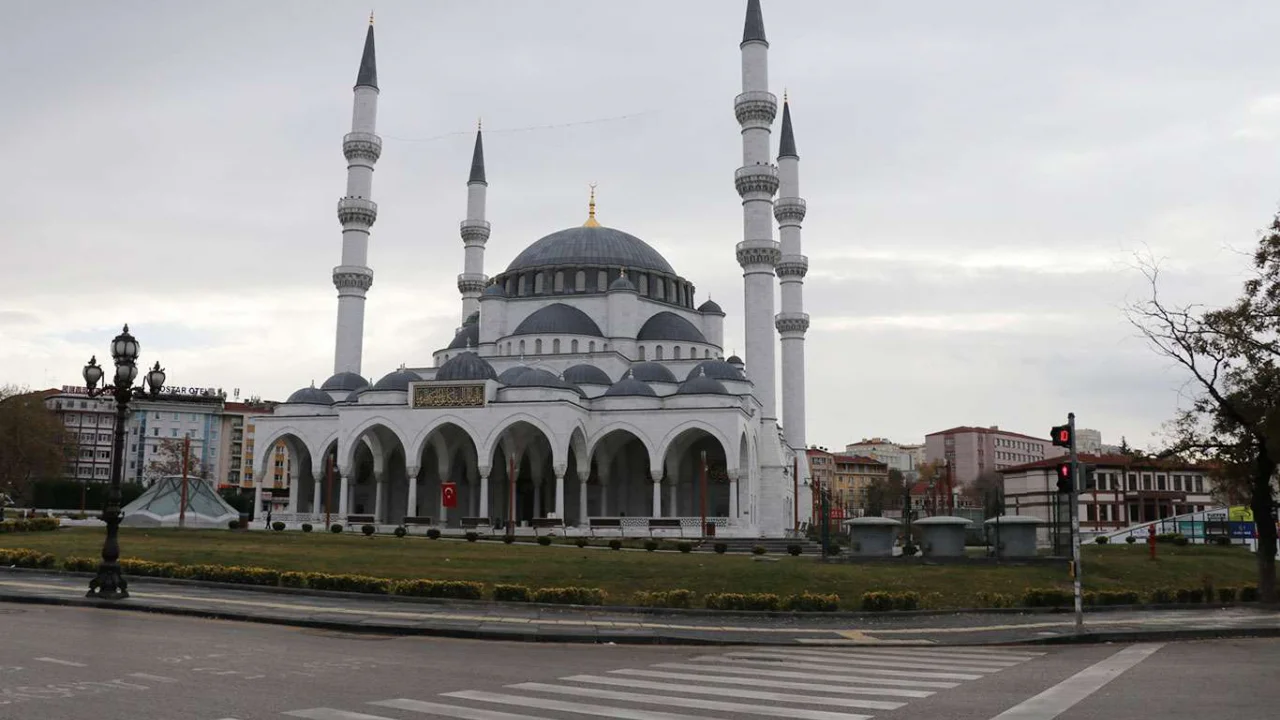 Sokağa çıkma kısıtlamasıyla Ankara bir kere daha sessizliğe büründü