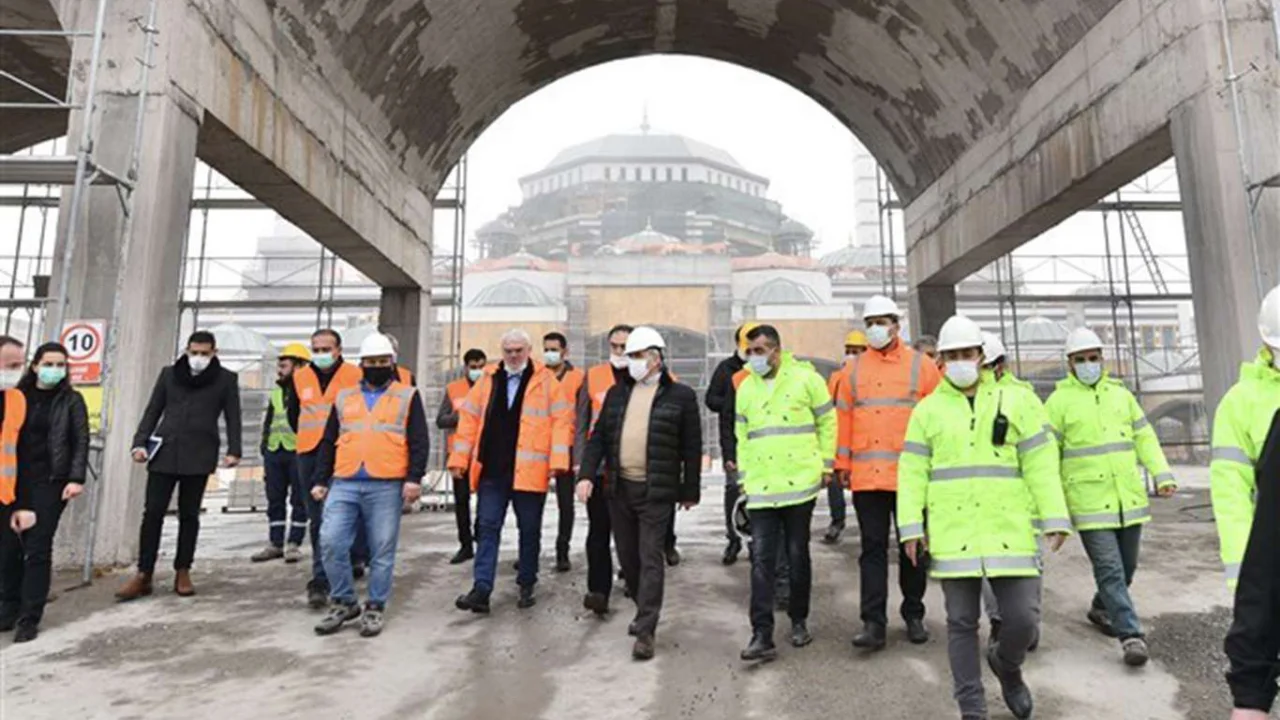 Vali Karaloğlu Diyarbakır'da yapımı devam eden Merkez Camii'inde incelemelerde bulundu