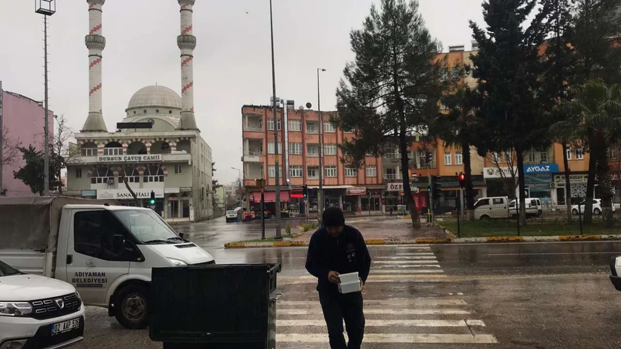 ​Adıyaman Belediyesi sokak hayvanları için yem