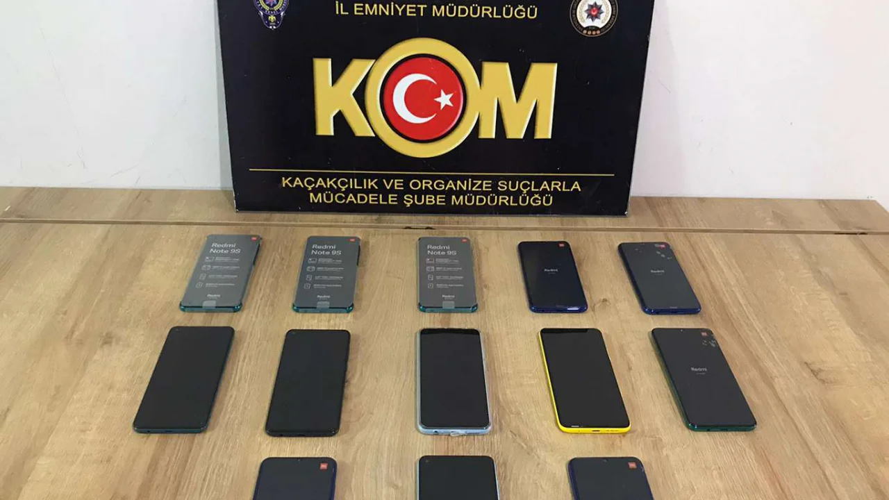 Adıyaman'da kaçak cep telefonu ve makaron ele geçirildi