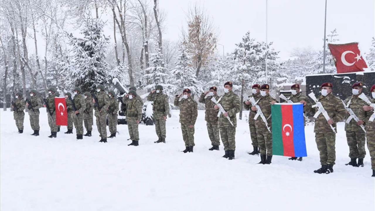 Azerbaycan askerleri "Kış Tatbikatı" için Kars'a geldi