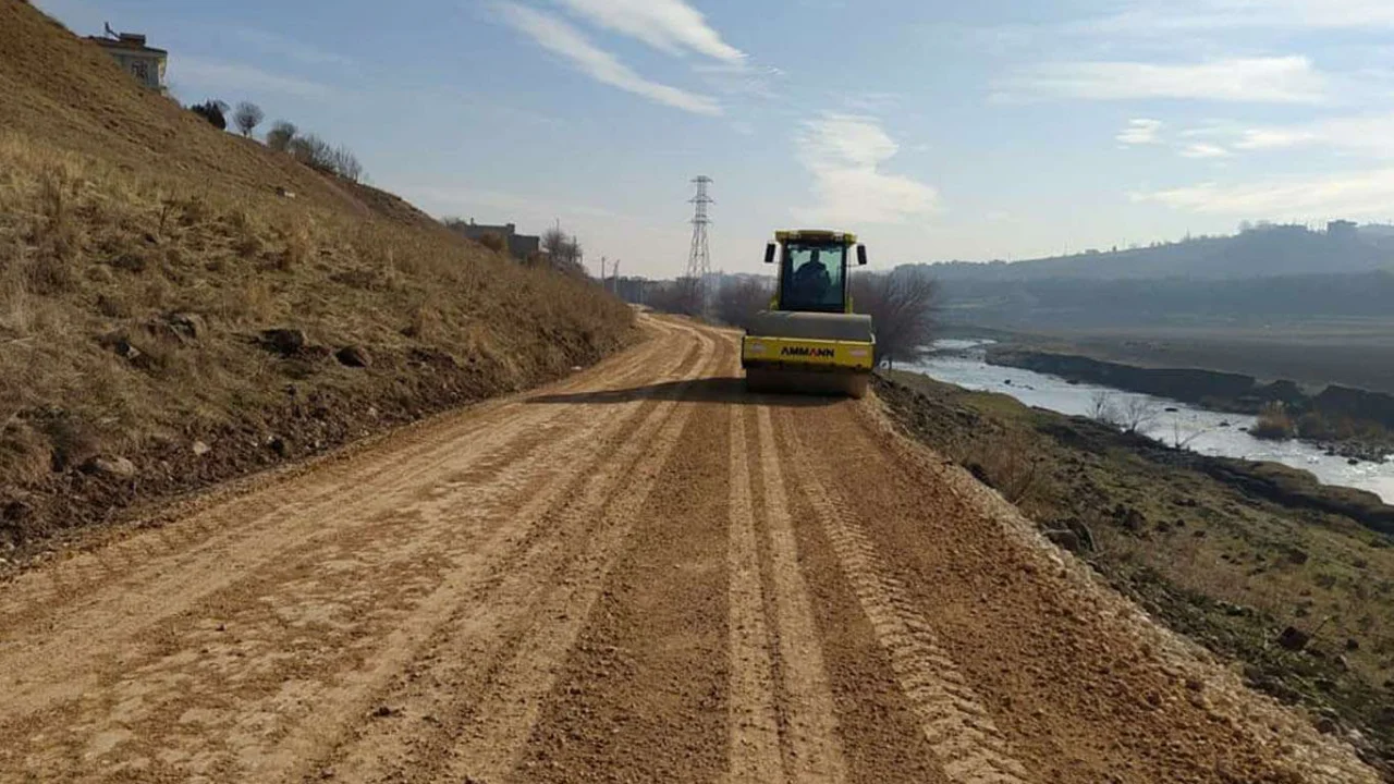 Bağlar Belediyesinin mahallelerde yol ve kaldırım çalışmaları devam ediyor