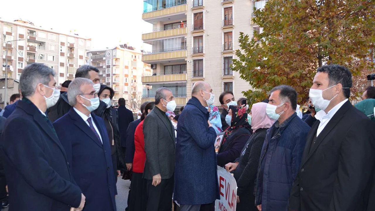 Bakan Soylu evlat nöbeti tutan aileleri ziyaret etti