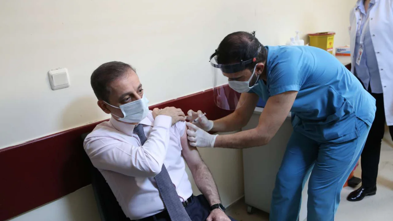 Diyarbakır'da ilk Coronavirus aşıları gönüllü sağlık personellerine yapıldı