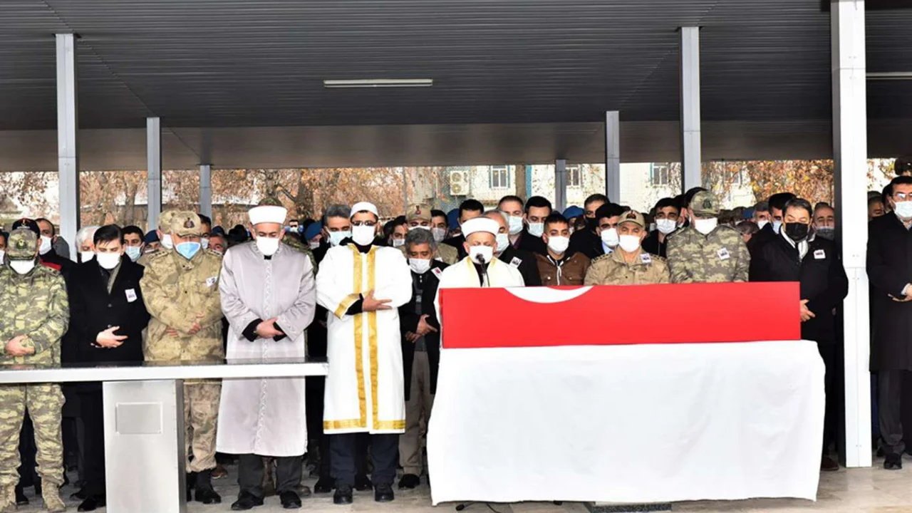 Diyarbakır'da PKK'lilerle girilen çatışmaya hayatını kaybeden asker defnedildi