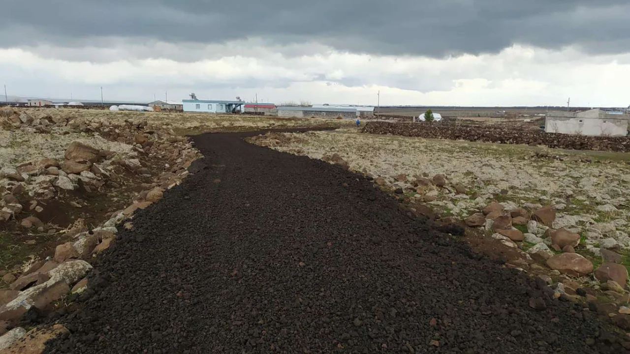 Diyarbakır'da yol ve beton boru çalışmaları devam ediyor