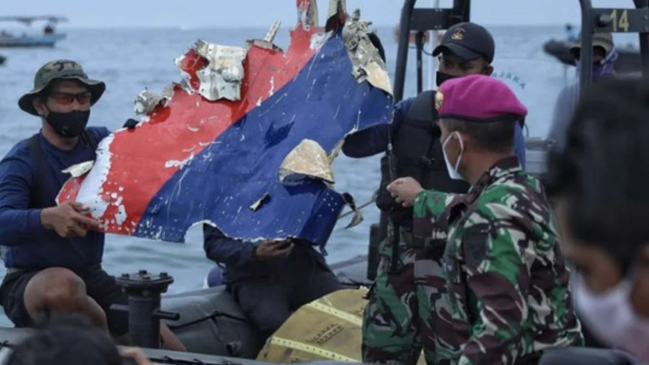 Endonezya'da düşen uçağın kara kutularının yeri belirlendi