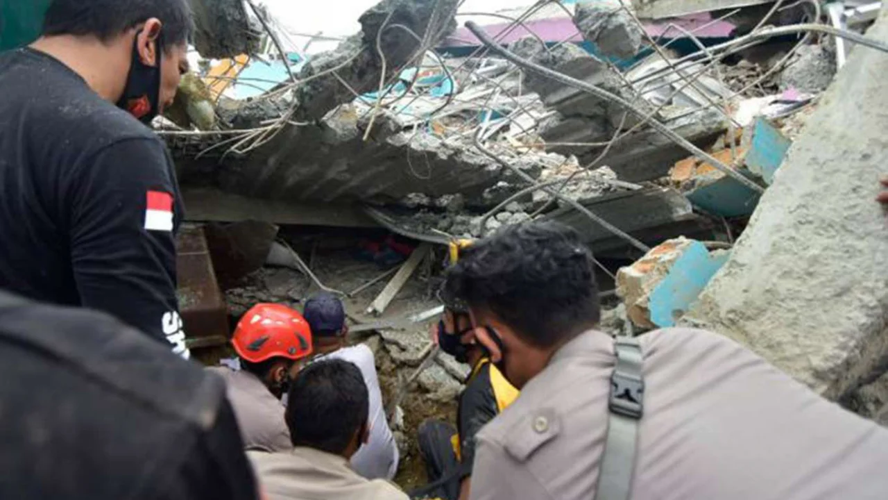 Endonezya'daki depremde ölü ve yaralı sayısı artmaya devam ediyor