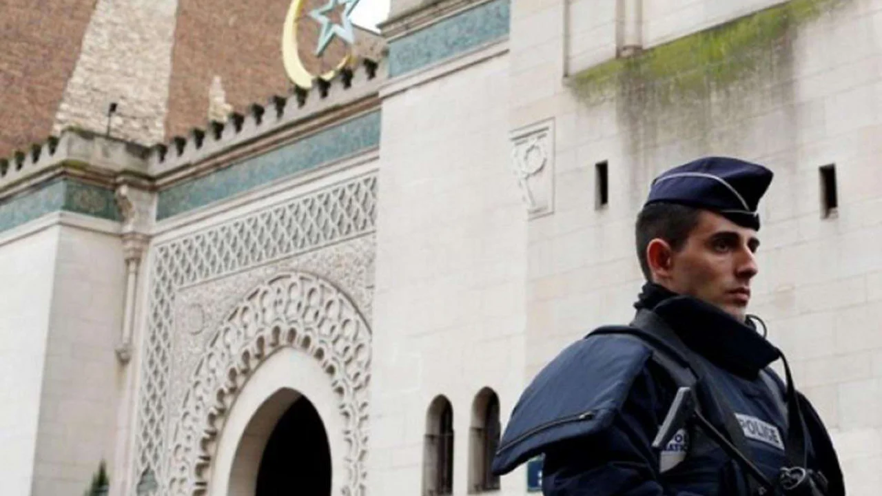 Fransa'da 9 cami daha kapatıldı