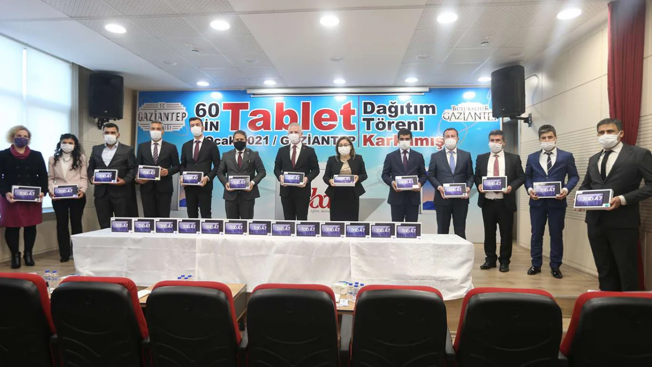Gaziantep’te öğrencilere ücretiz tablet dağıtımı sürüyor