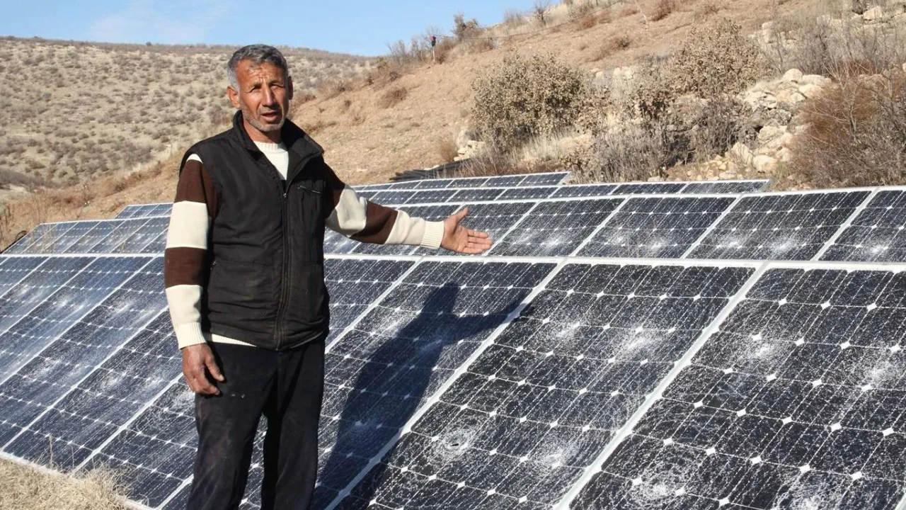 Güneş enerjisi panelleri kullanılamaz hale getirilen mağdur çiftçiden yardım çağrısı