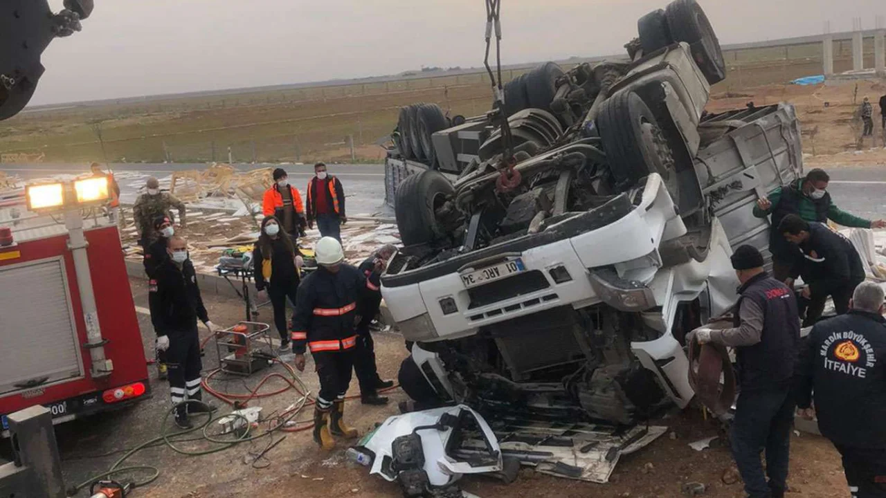 İpekyolu'nda mermer yüklü kamyon şarampole devrildi: Sürücü ağır yaralandı