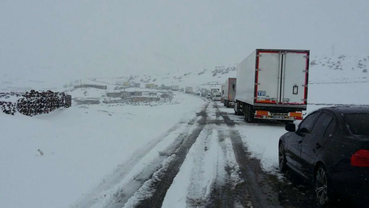 Kar ve tipi nedeni ile Van-Ağrı arasındaki kara yolu ulaşıma kapandı