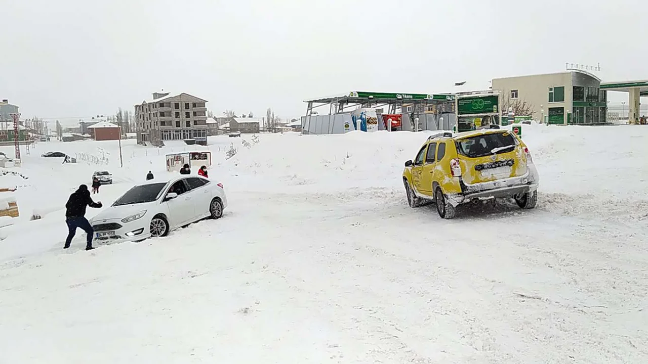 Kar yağışı Ağrı’da hayatı durma noktasına getirdi