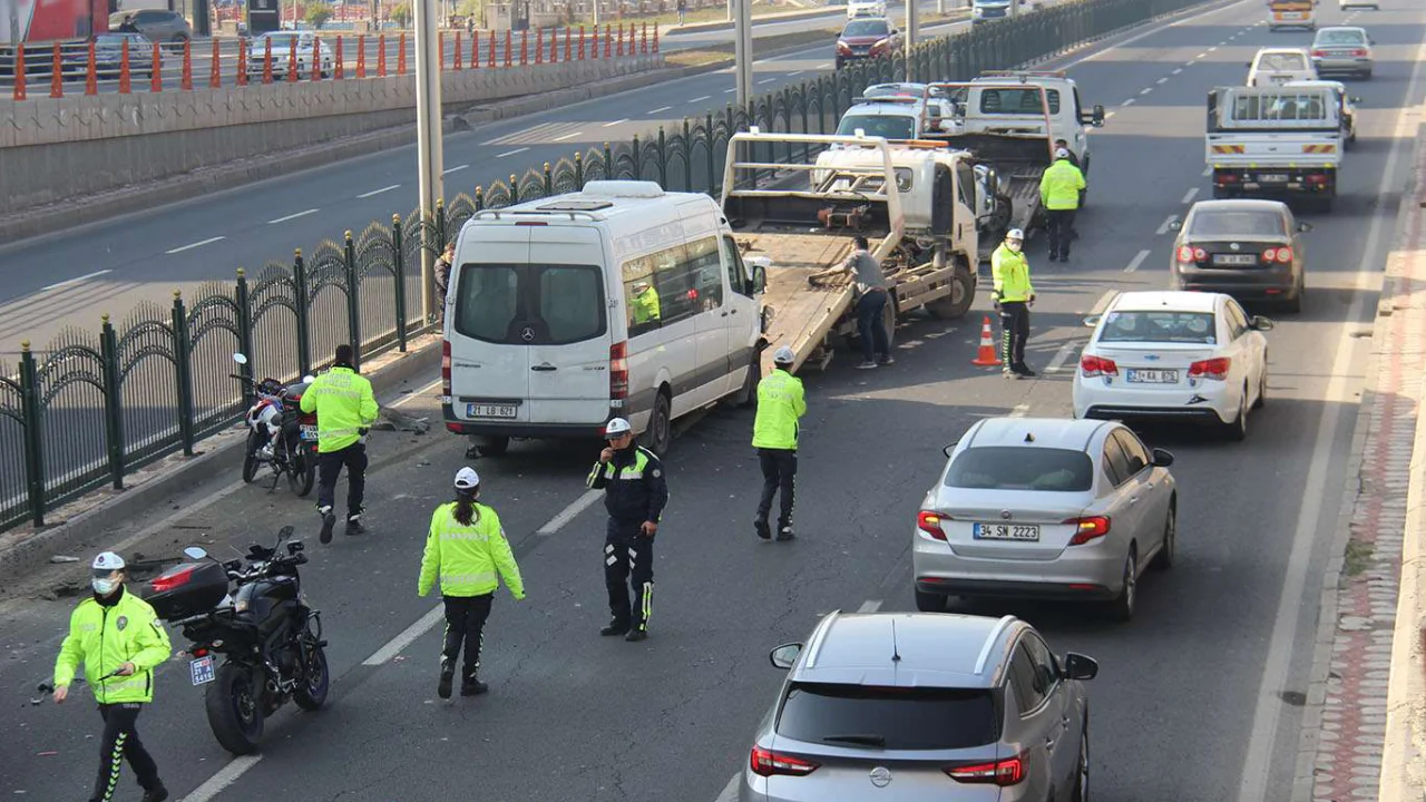 Motorsiklete çarpmamak için bariyere vuran otomobil, zincirleme trafik kazasına yol açtı