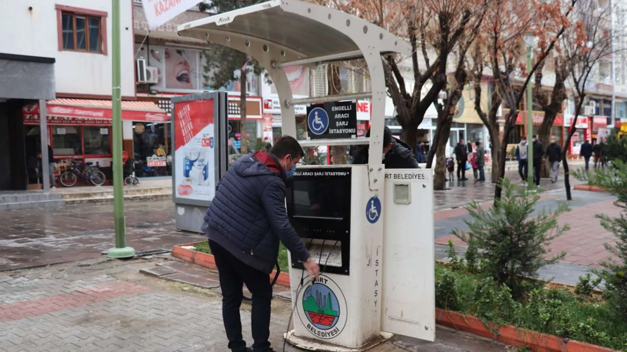 Siirt Belediyesi engelli aracı şarj istasyonlarını onardı