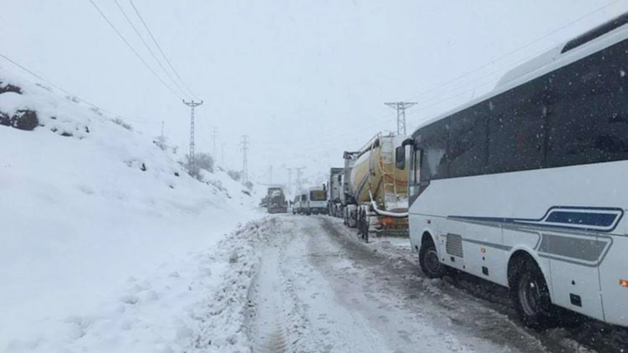 Siirt’in ilçelerinde etkili olan yoğun kar yağışı hayatı olumsuz etkiledi