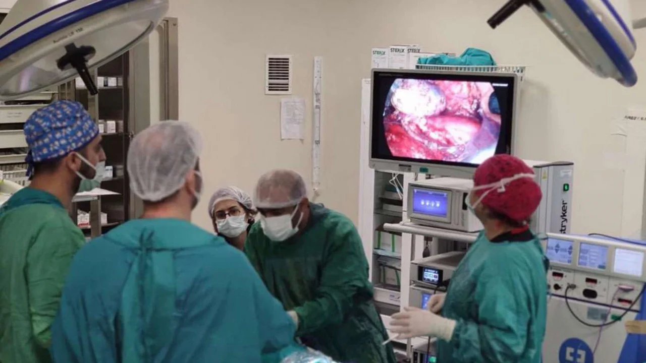 Siirt'te 5 yaşındaki bir hastaya laparoskopik nefrektomi ameliyatı yapıldı