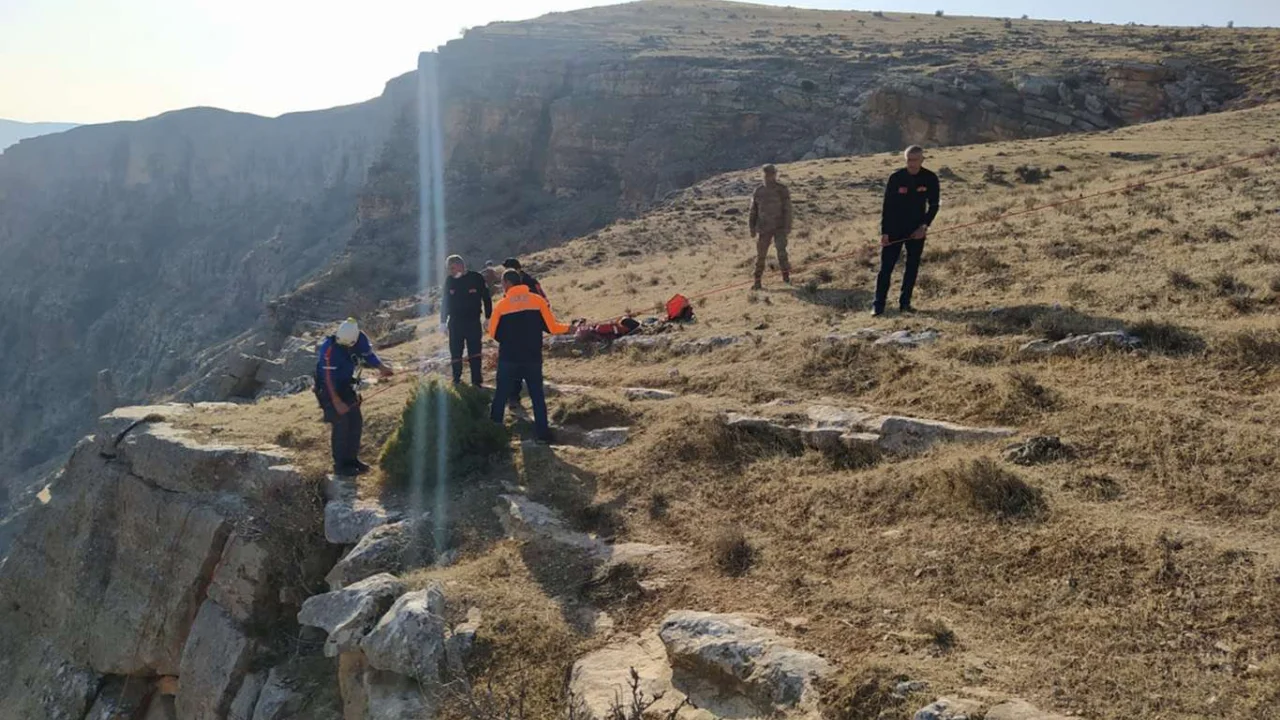 Siirt’te kayalıklarda mahsur kalan keçi kurtarıldı