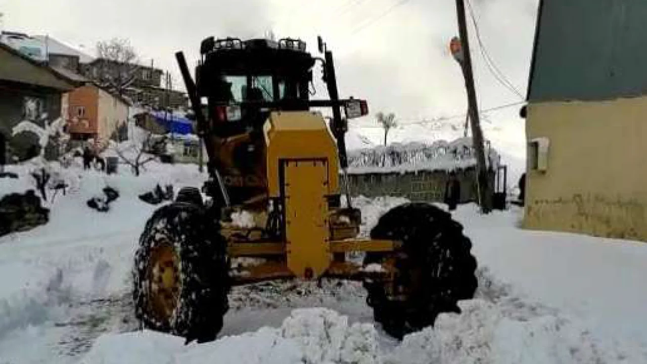 Şırnak’ta ulaşıma kapanan 17 köy yolunu açma çalışmaları devam ediyor