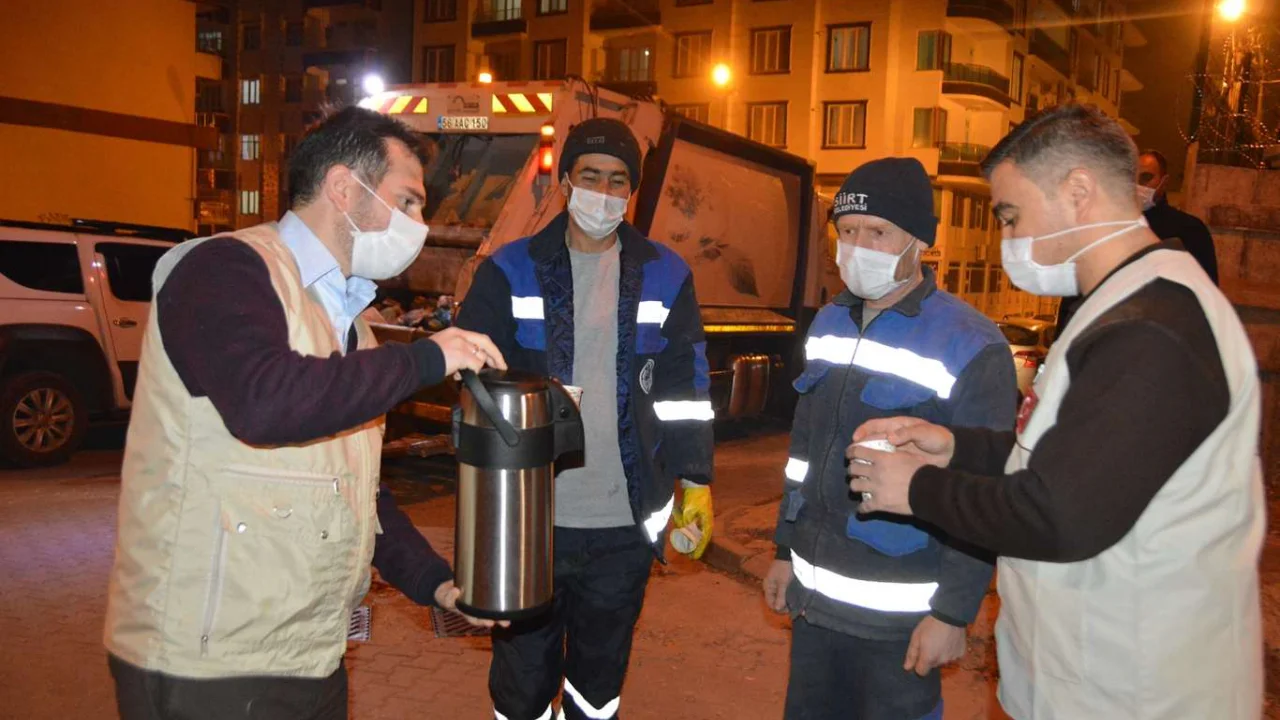 ​Soğuk kış günlerinde çalışan temizlik işçileri unutulmadı