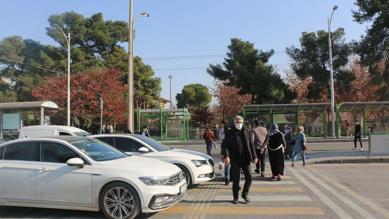 Sürücüler yaya geçitlerinde "öncelik yaya" uygulamasına uymuyor