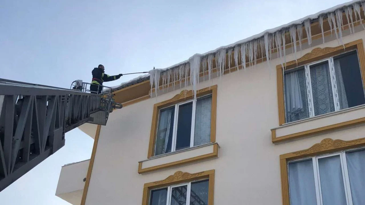 Tehlike oluşturan buz sarkıtlarına itfaiye ekiplerinden müdahale