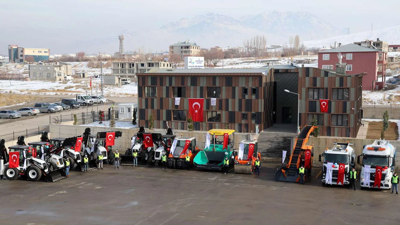 ​Van Büyükşehir Belediyesi 12 adet yeni iş makinası aldı