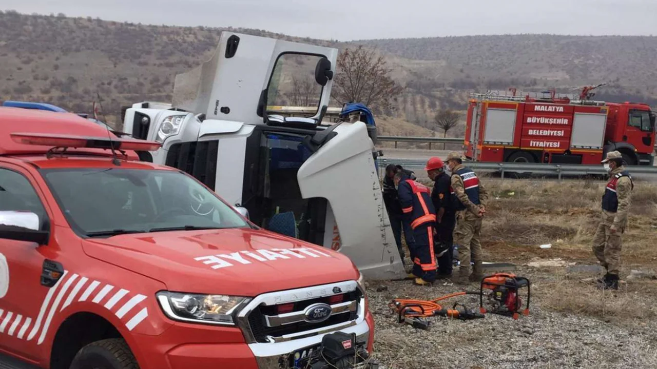 Yan yatan tırın sürücüsü hayatını kaybetti