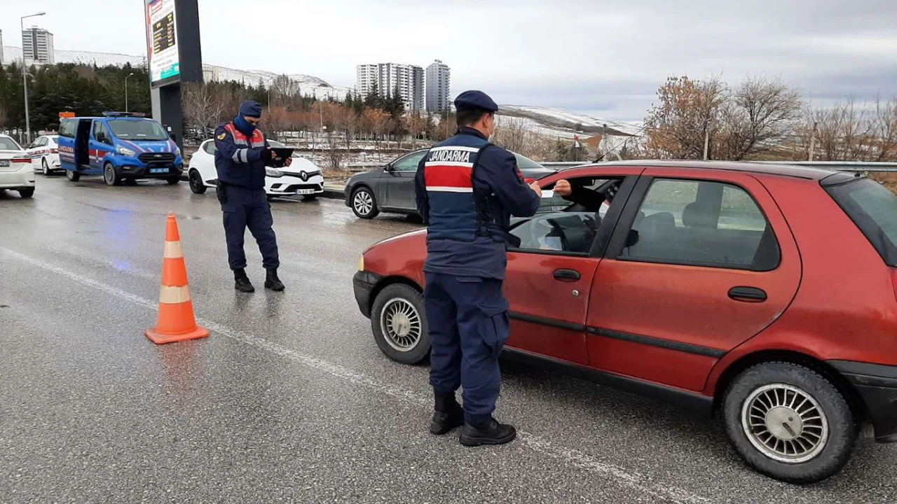 Ankara'da sokağa çıkma kısıtlamasını ihlal eden bin 693 kişiye ceza verildi