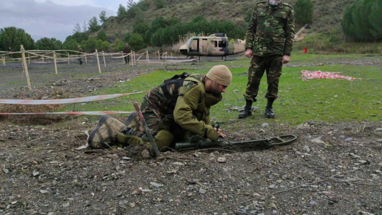 Azerbaycanlı askerlere mayın temizleme eğitimi verildi