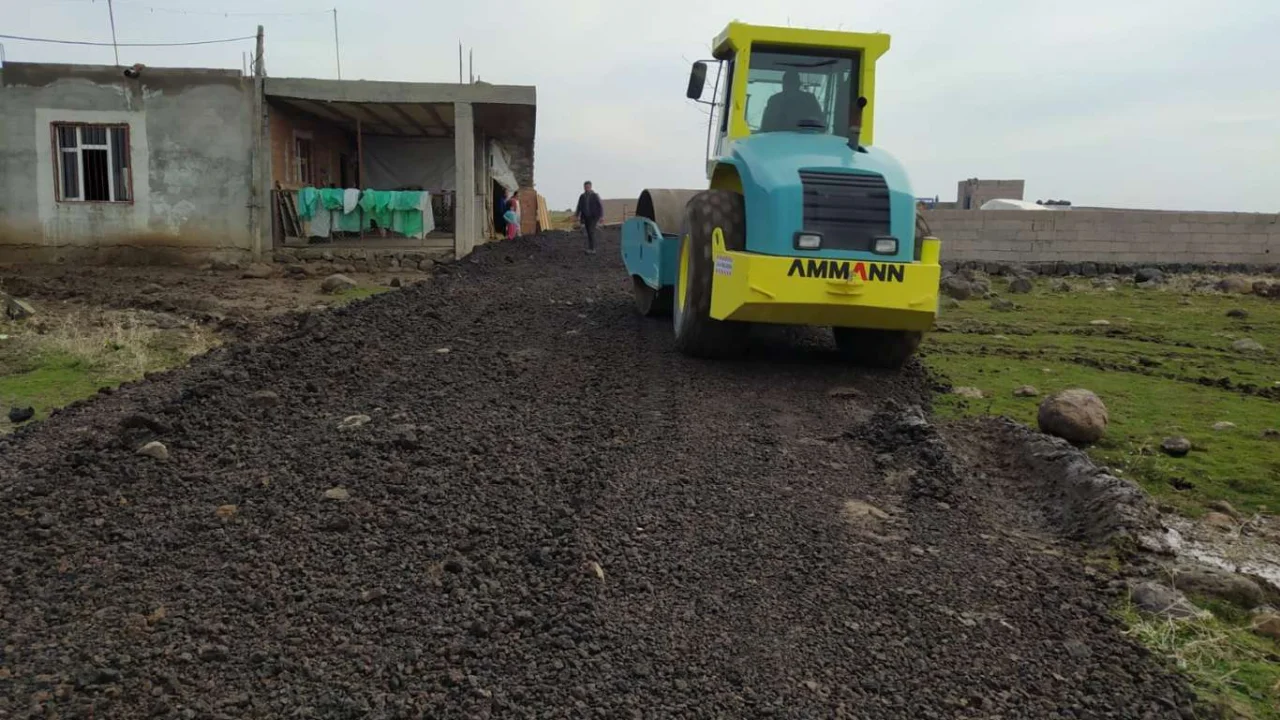 Bağlar'da yol çalışmaları devam ediyor