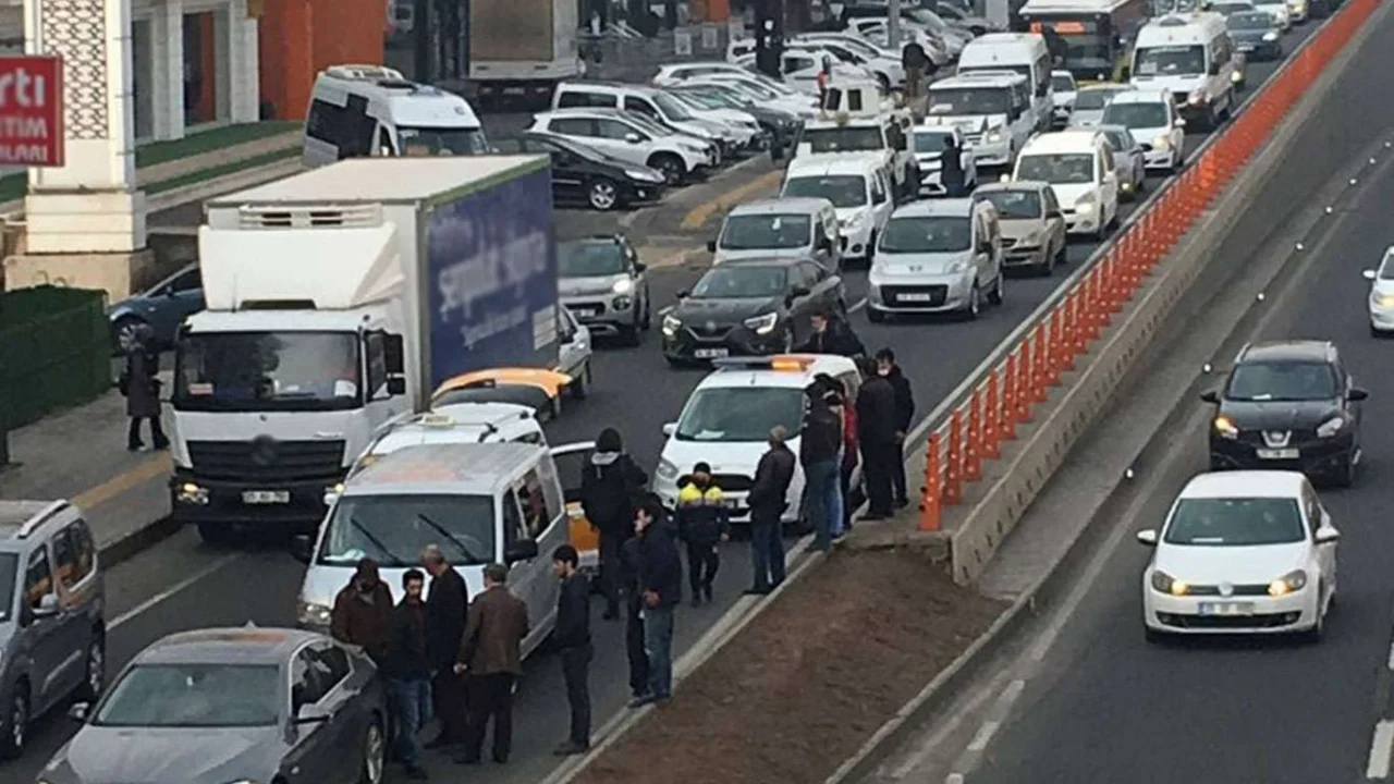 Baygınlık geçiren şoför zincirleme kazaya neden oldu: 1 yaralı