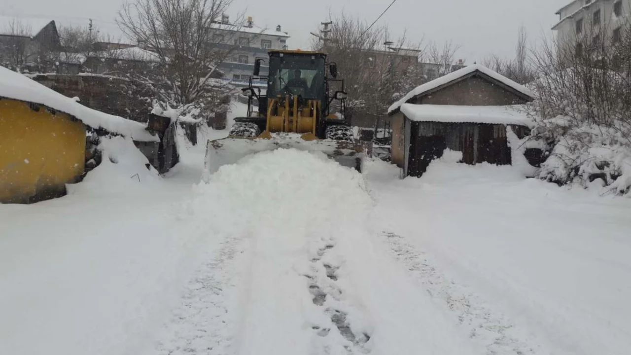 Bingöl’de yoğun kar yağışı nedeni ile yollar kapandı eğitime 2 gün ara verildi