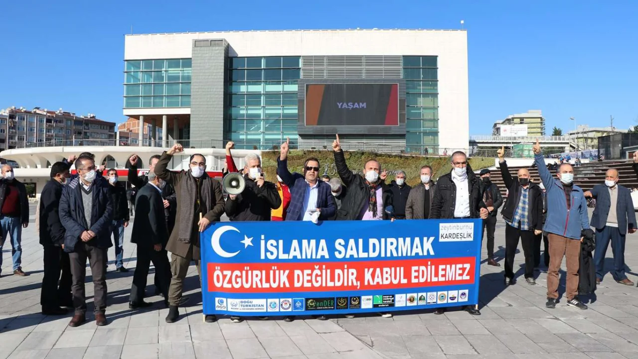 Cinsel sapkınların Kâbe'ye hakareti protesto edildi